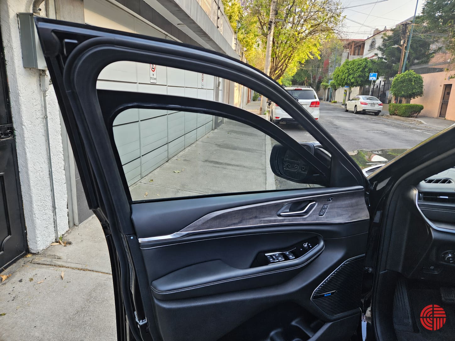 Jeep Grand Cherokee glass and door serviced by VitroForte