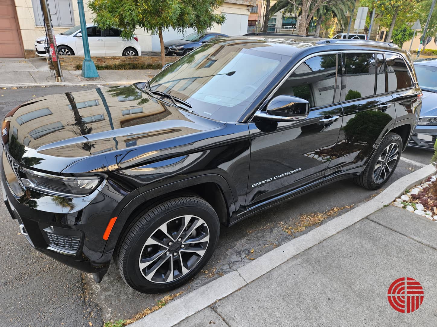 Jeep Grand Cherokee serviced by VitroForte, front and side view