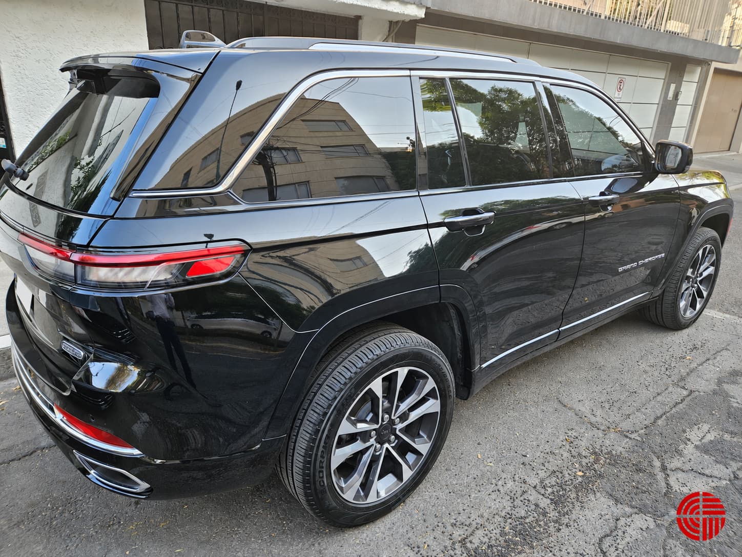 Jeep Grand Cherokee serviced by VitroForte, rear and side view